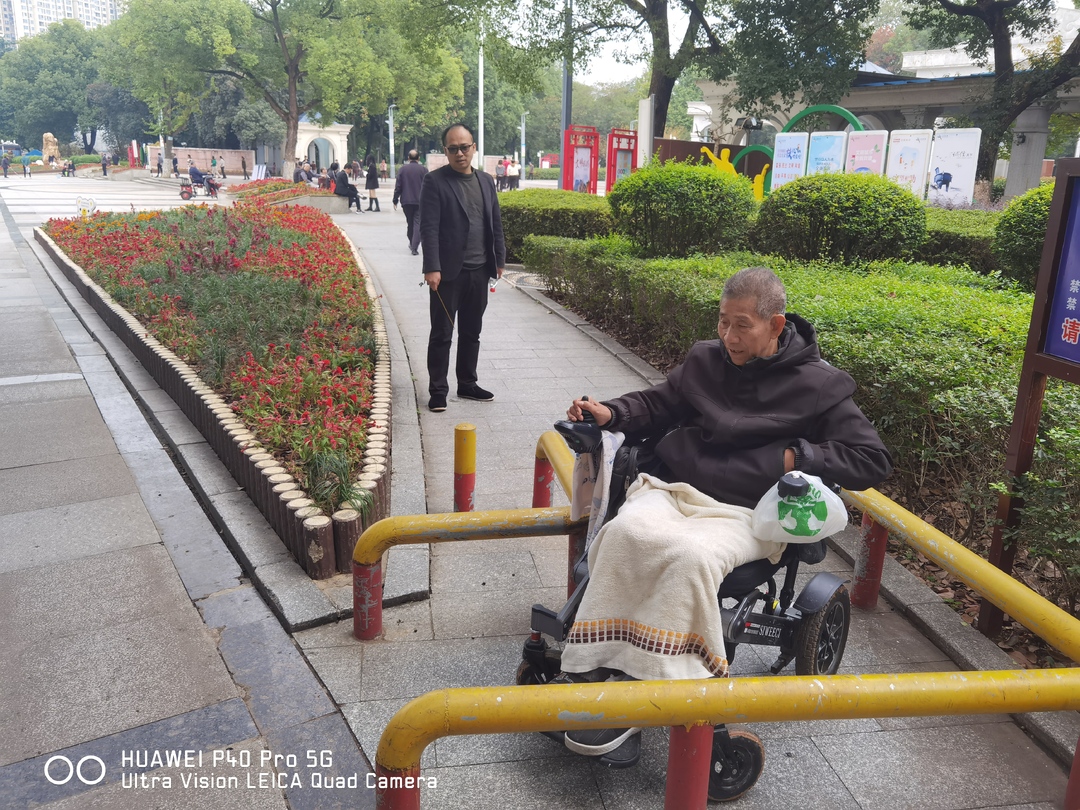 邵阳市残联开展无障碍环境体验活动