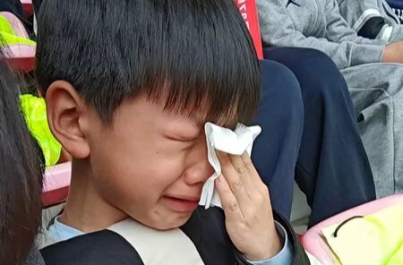 湘超长沙队暖男“实锤”！岳阳队小球迷赛后掩面哭泣，长沙队球员送上签名足球安抚