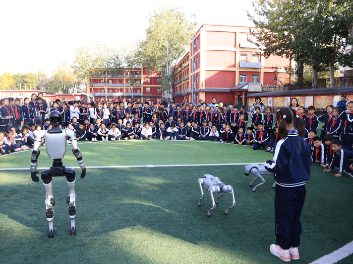 与AI下棋、看“火山”喷发，北京多校举办科技节带学生玩转科学