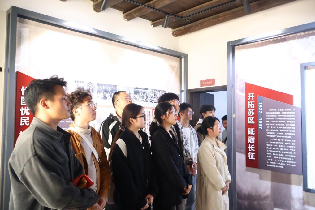 长理学子赴肖劲光故居开展主题党日活动