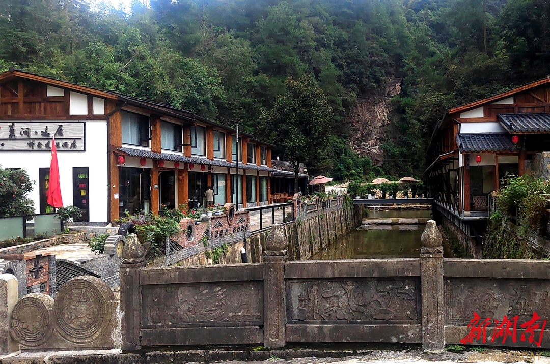 独臂创业者周扬军，在张家界山水间书写“莫问”传奇