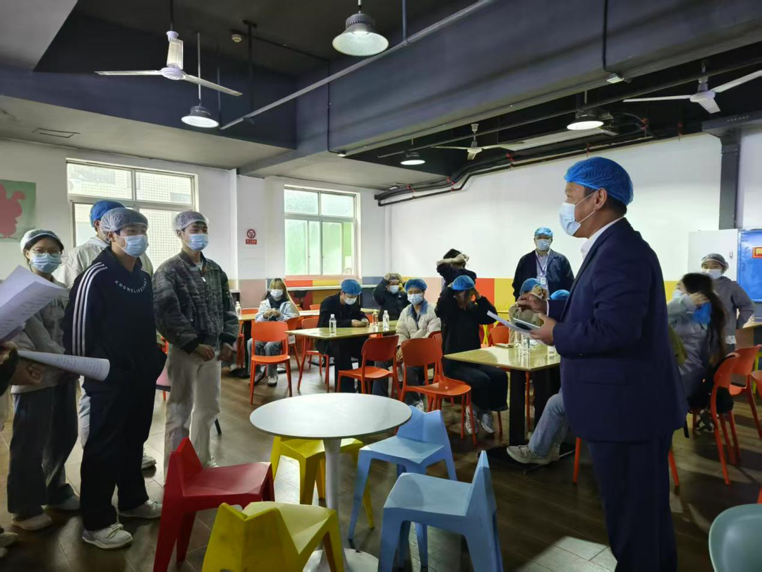 湖南现代物流职院：食堂后厨“素颜”亮相，师生共话舌尖上的安心与温暖