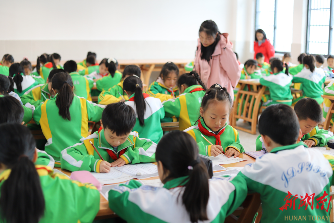 “写好中国字，做好中国人！”湘西州湾溪小学这场硬笔书法比赛落幕
