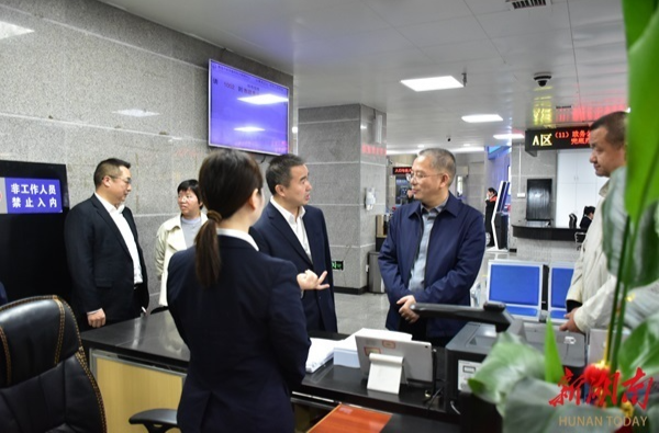 娄底市水利局局长“陪伴式”走流程，促政务服务升级