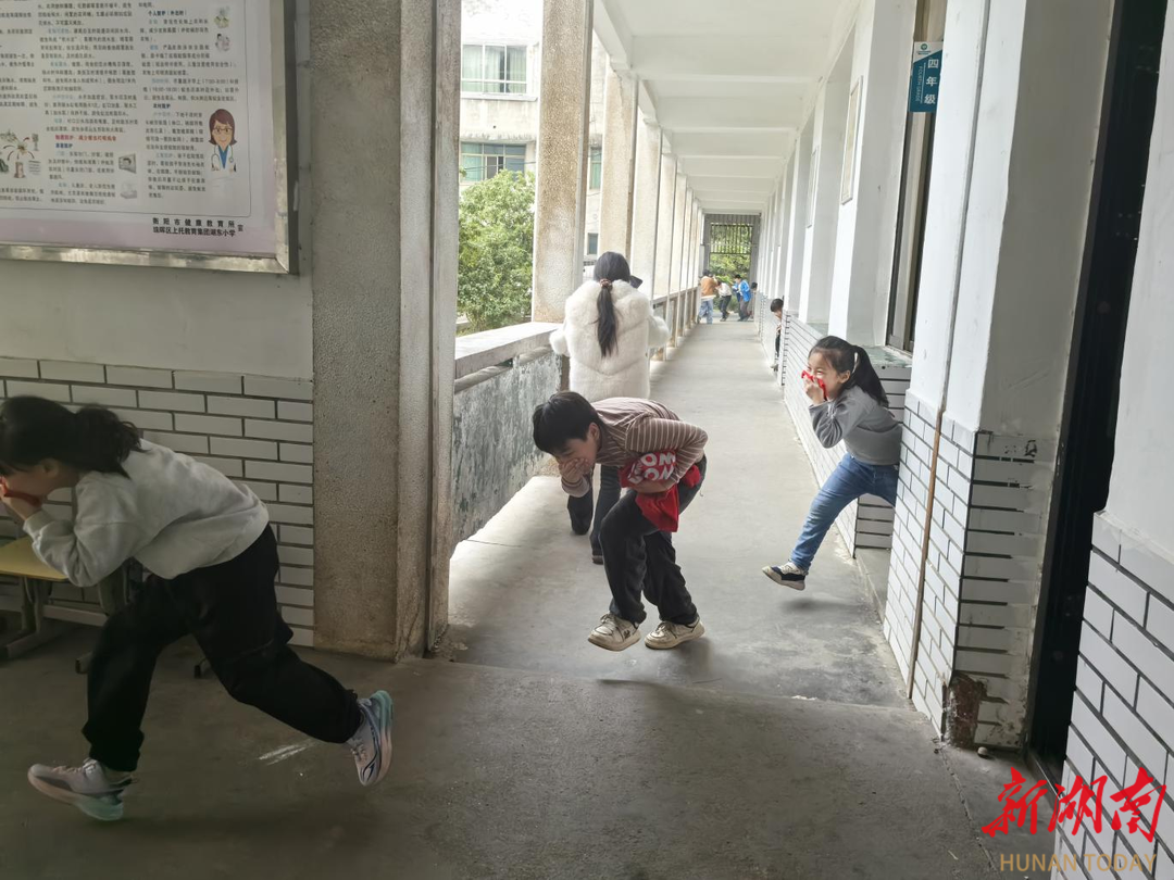 “沉浸式”体验构筑校园安全防线——珠晖区上托小学教育集团湖东小学校区开展消防演练