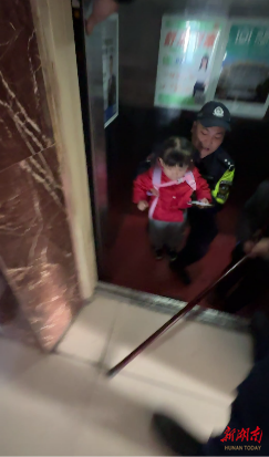 有惊无险！一老一小被困电梯，吉首特警火速救援