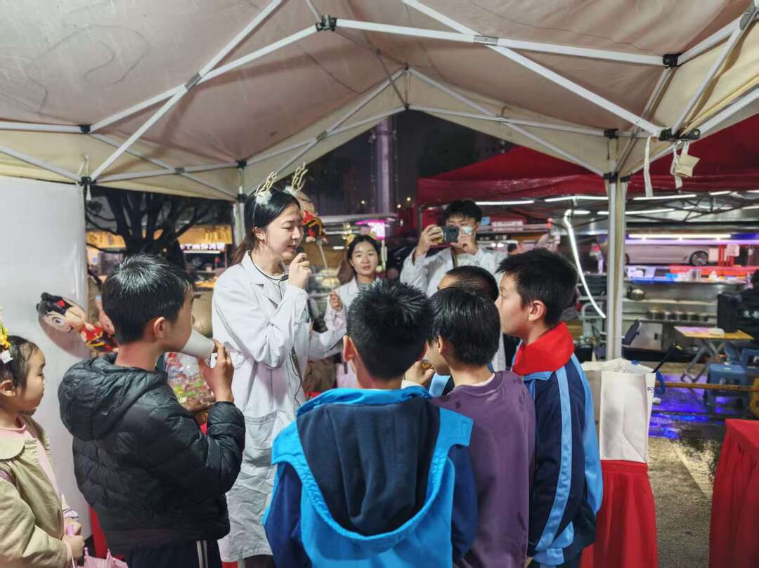 天心区中医夜市开市 品茶饮把脉推拿一站式体验传统医学魅力