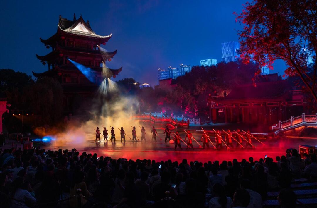 新消费·新科技·新体验⑥丨橘洲光影引客来！《江天暮雪》以湖湘浪漫点亮“星城夜”