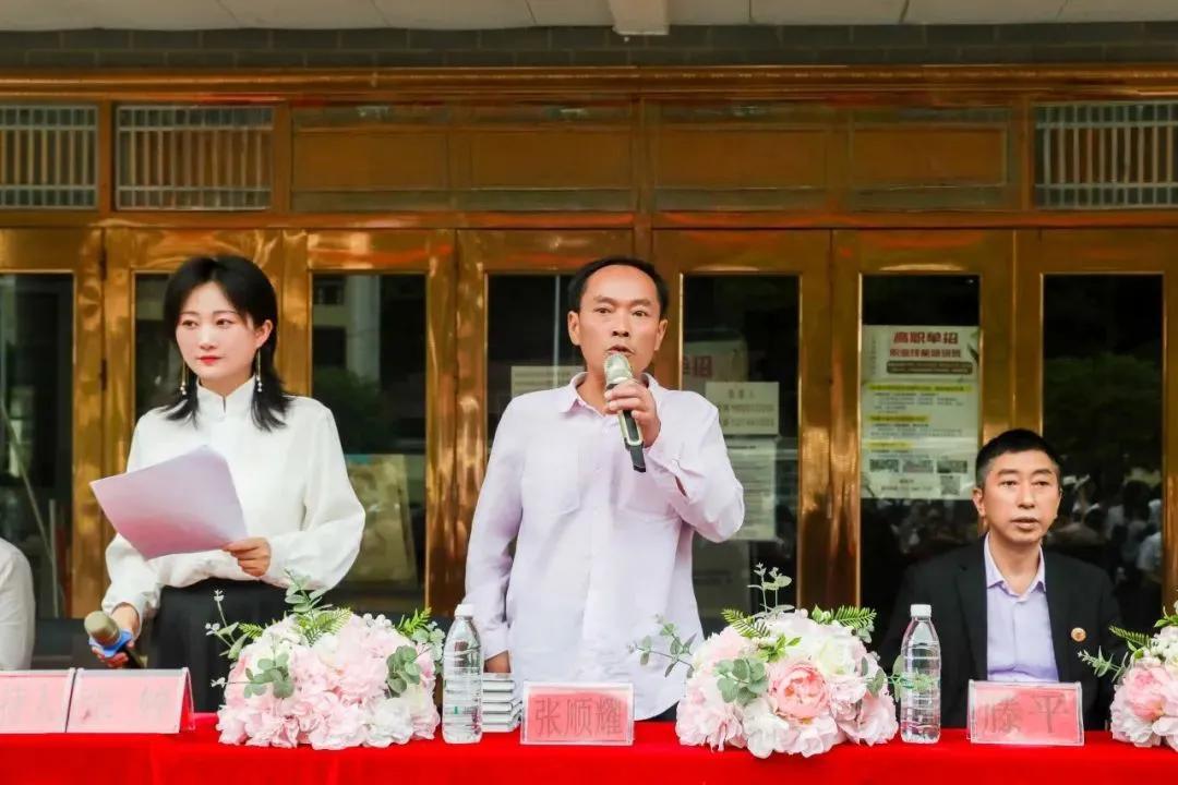 坚守山区教育，助力学子成才——记德兴高级中学创办人张顺耀