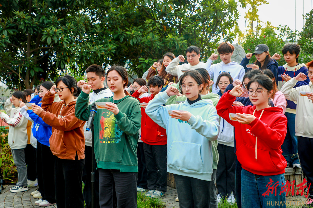 药园淬青春，远志启新程——湖南中医药大学药学院校长易刚强与2023级中药学一班共赴“行走的思政课”