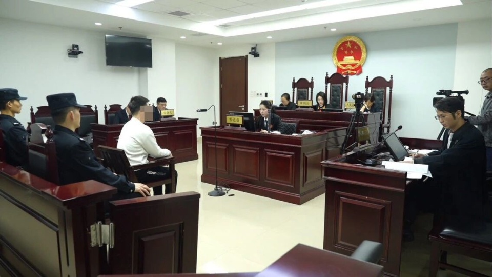 利用虚拟号代叫网约车再逃单，男子骗走滴滴30万受审