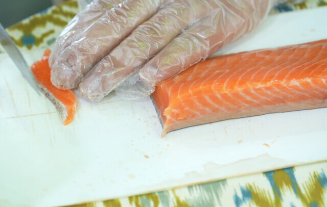 “火洲”產三文魚 沙漠里出“人參” 新疆農產品真新奇