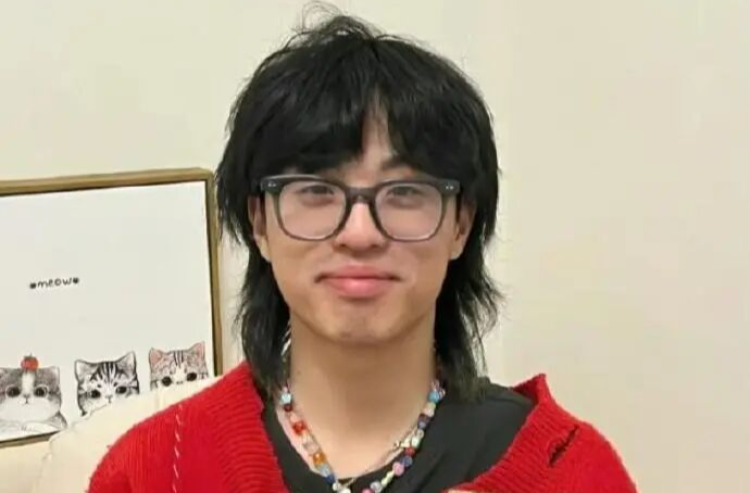 冲上热搜！男歌手官宣“复活”，此前被传车祸去世；朋友：人在美国，没事了