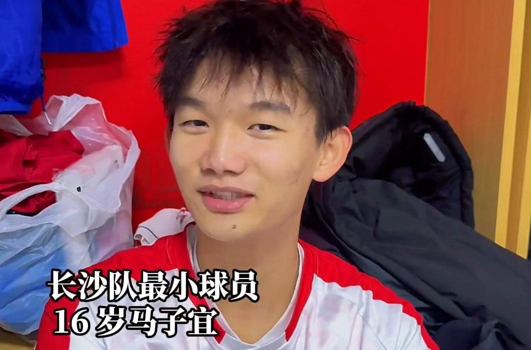 战湘超·127｜湘超长沙队“大手托小手”筑梦绿茵场