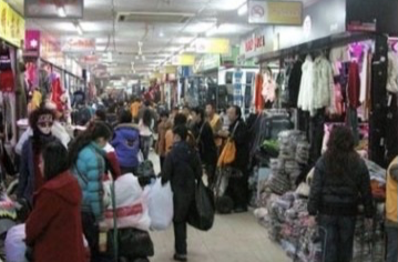 “大牌尾货”竟是按吨回收的二手衣？“孤品”直播间陷阱调查