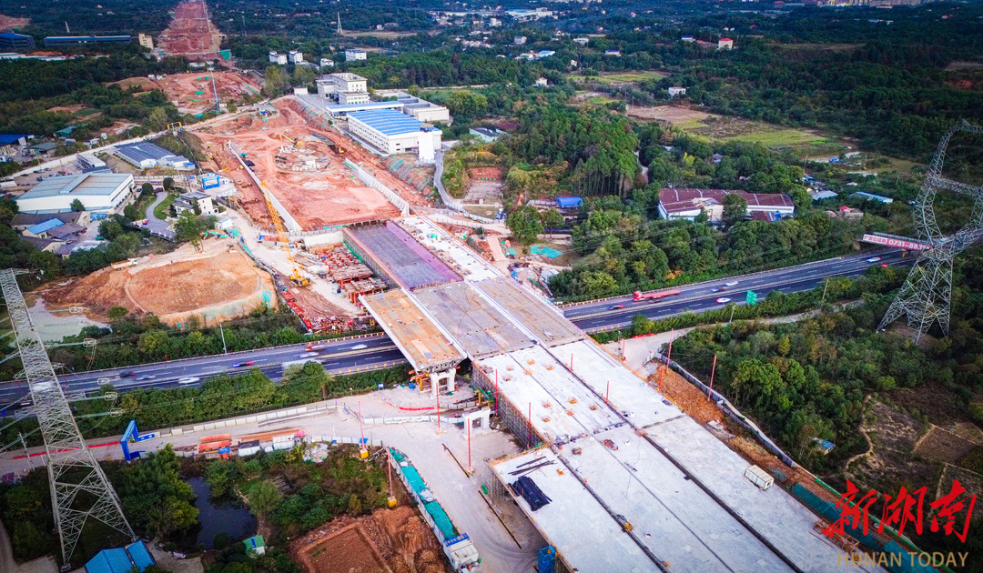 长沙经开区劳动东路3标段项目钢箱梁顶推完成，“百头大象”重量级钢构件精准落位
