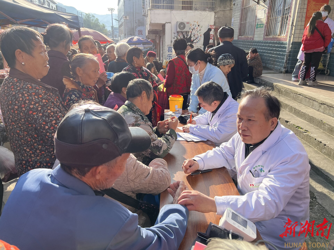 中方：“家门口”享专业医疗 义诊下乡暖民心