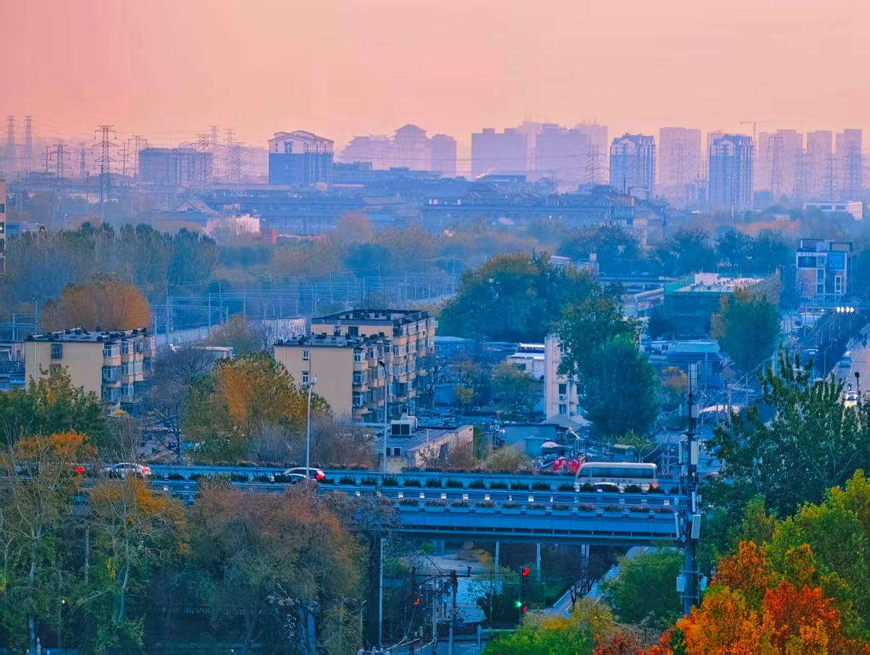 今晨的初升红日，好像一盏大大的氛围灯