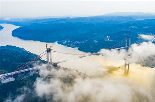 Deck Pavement Underway on Dongtingxi Yuanshui Grand Bridge in Yuanling County