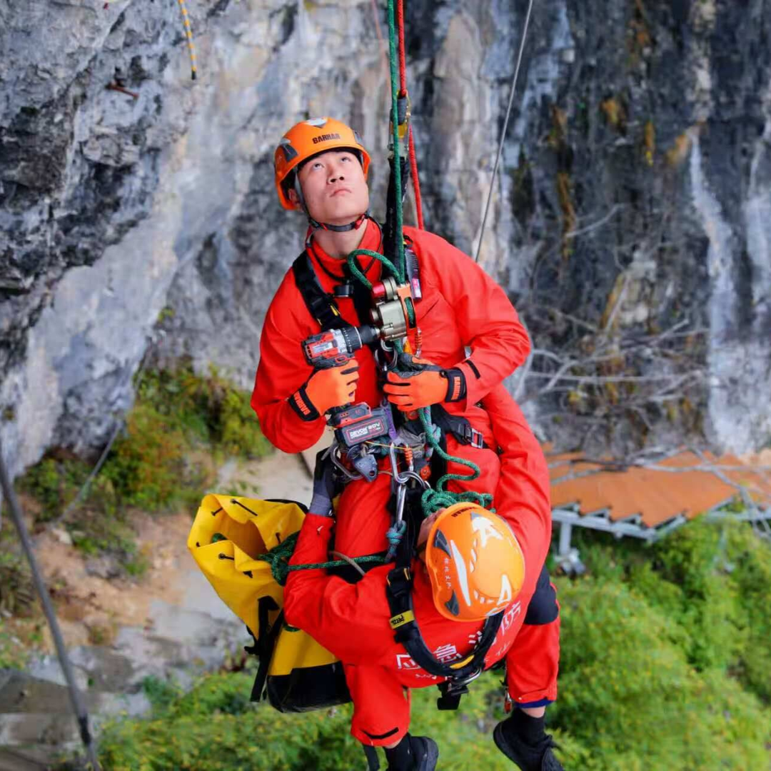 图片新闻│绳索上的“生死时速” 