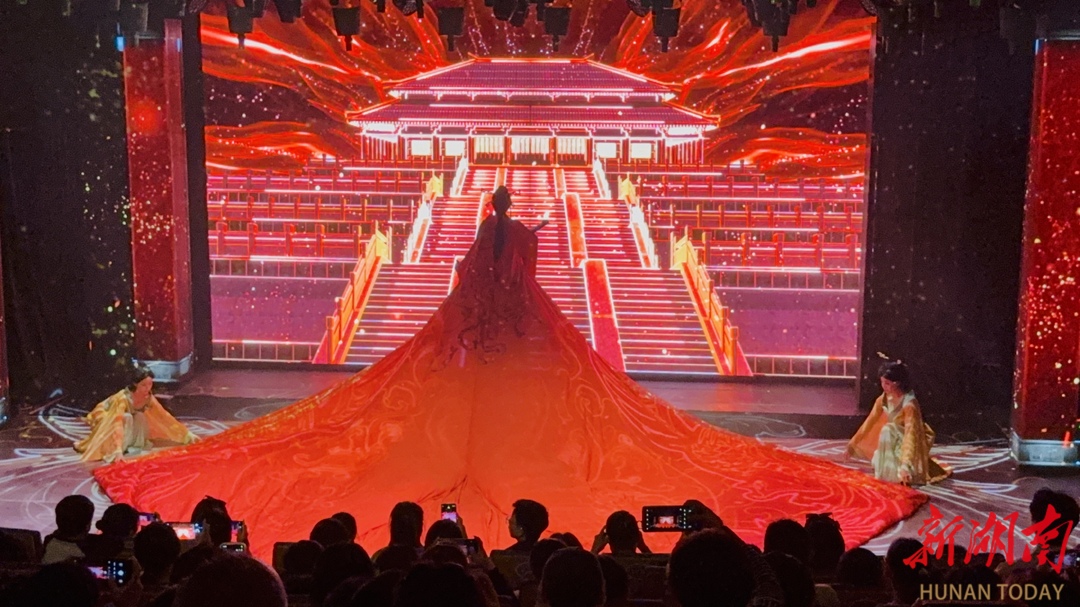 从球票到门票，“湘超”球迷丝滑切换《寻长沙》