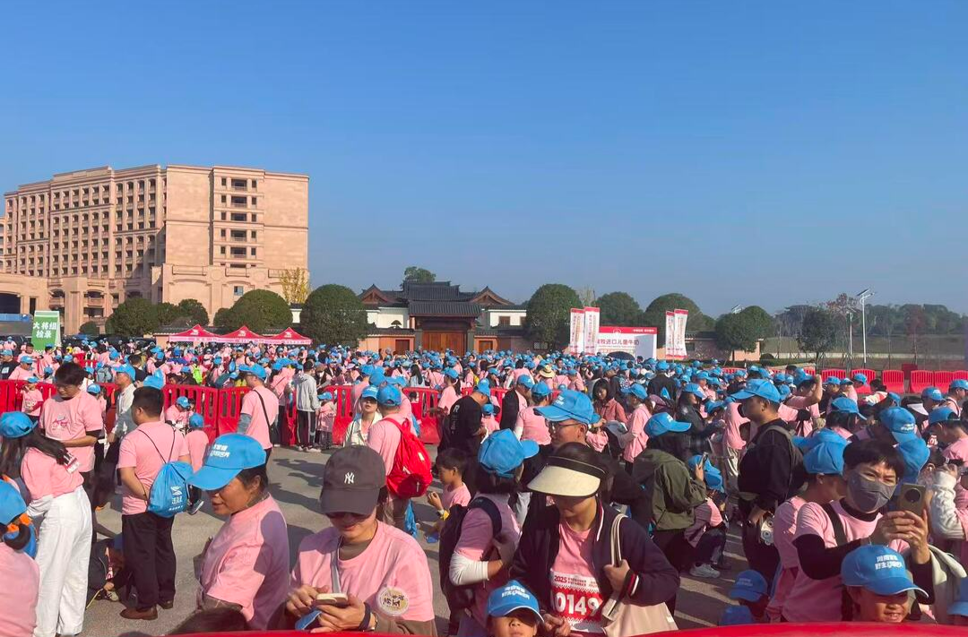 常德“走娃”，2500余人与百兽天团亲密互动