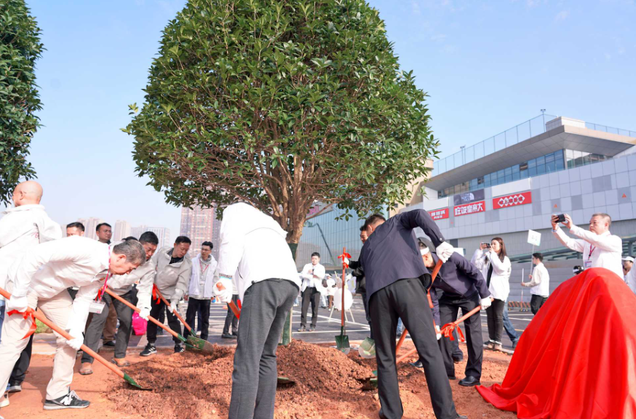 政企民共绘绿色生活新图景，永旺梦乐城长沙湘江新区项目开展植树活动