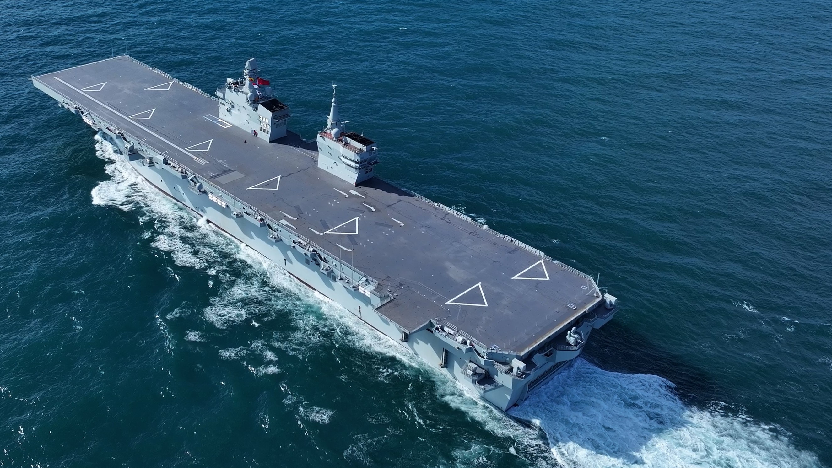 海军四川舰顺利完成首次航行试验