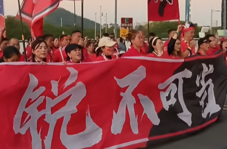 疯狂的“湘超”丨娄底球迷集结株洲为娄底队助威