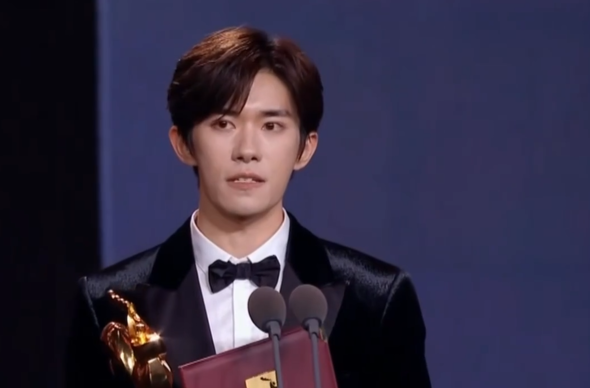 易烊千玺成为金鸡奖最年轻影帝：12岁出道，今年正好12年