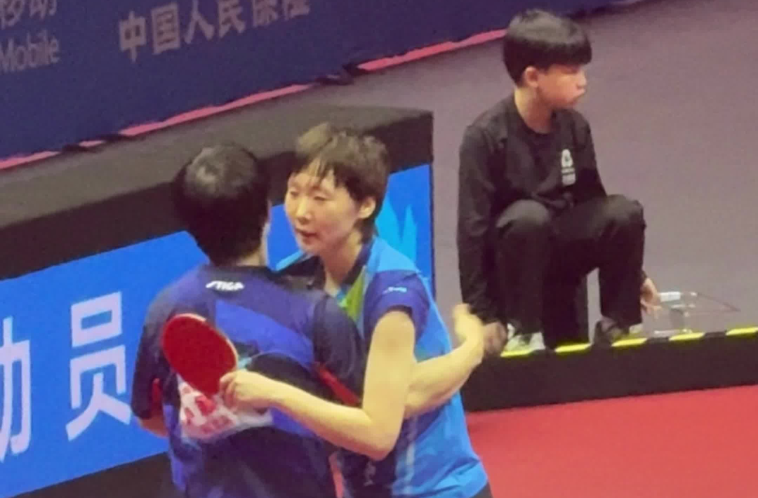 场边“小孩哥”被震懵了！王曼昱战胜孙颖莎，成为卫冕全运会乒乓球女单冠军第四人