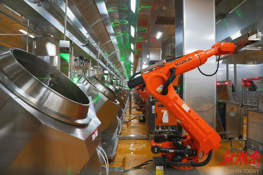 石门“加速度”② | 机器人当“厨师”！湘佳让年轻人实现“30分钟一桌菜”
