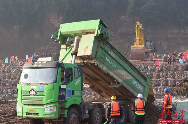 金塘冲水库枢纽工程二期成功截流