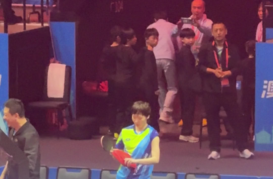 小球童们不忍心打扰，默默和王曼昱背影合影