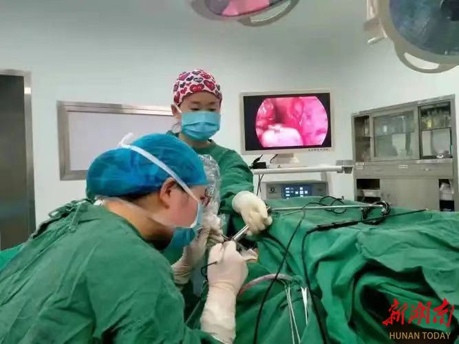 “脖子上疤都冇得！”喉癌患者在益阳医专附属医院成功实施首例喉癌微创手术后发声自如，创口“隐身”