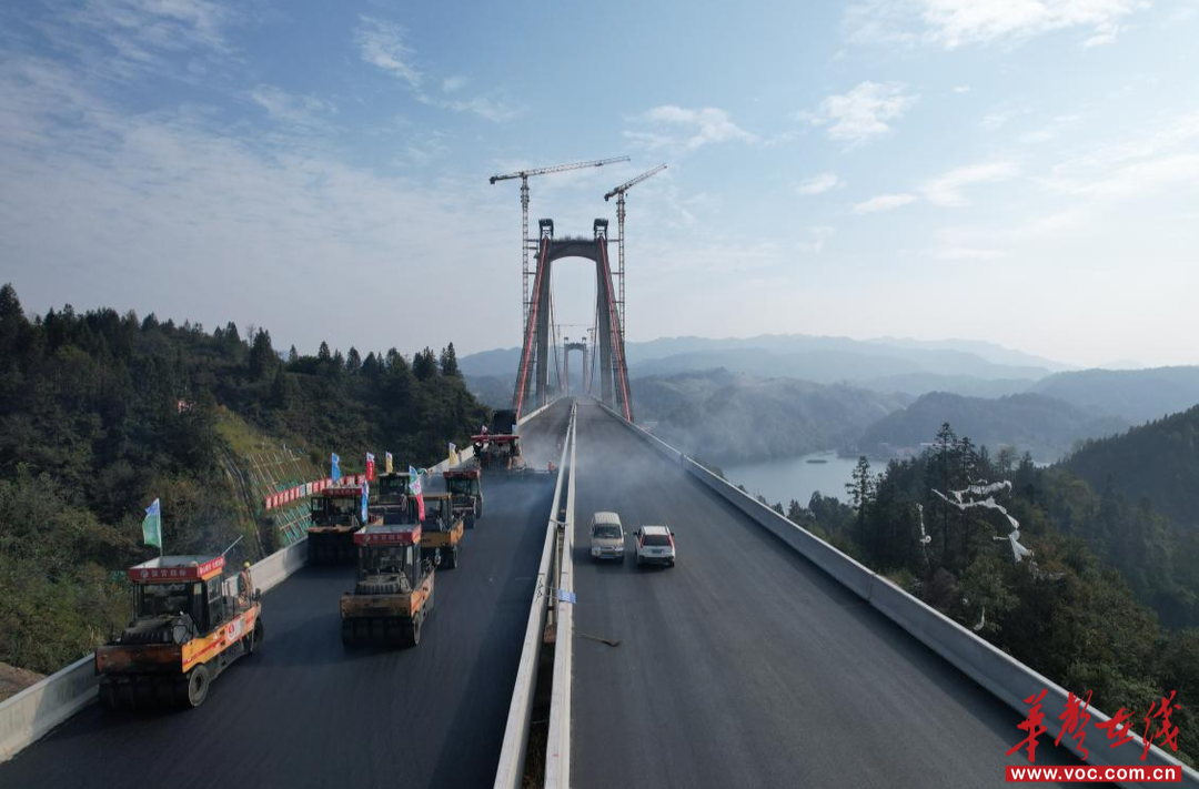 通车在望！湖南省在建最大悬索桥完成沥青桥面摊铺