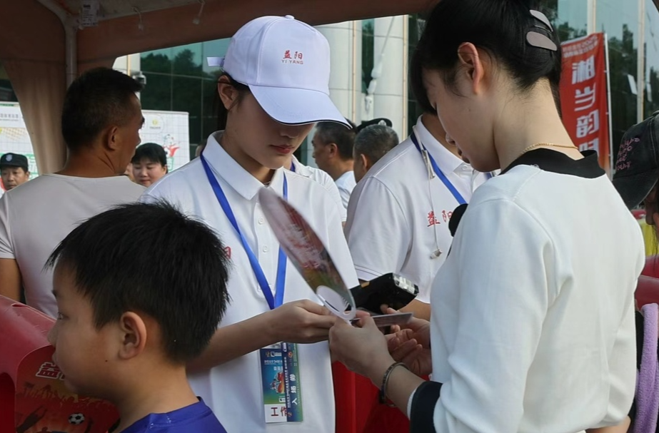 “志愿红”擦亮“湘超联赛”保障品牌——2025年湖南省足球联赛志愿服务综述