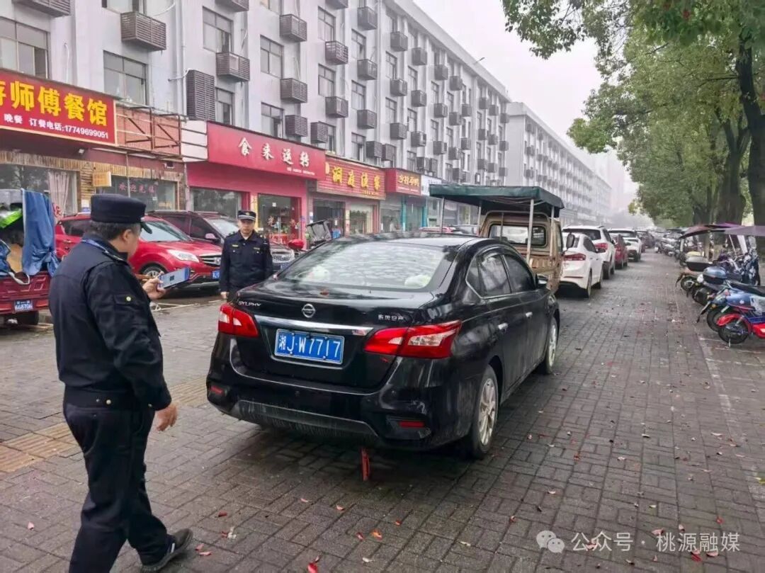 桃源城管疏堵结合 破解临时摊区停车困局