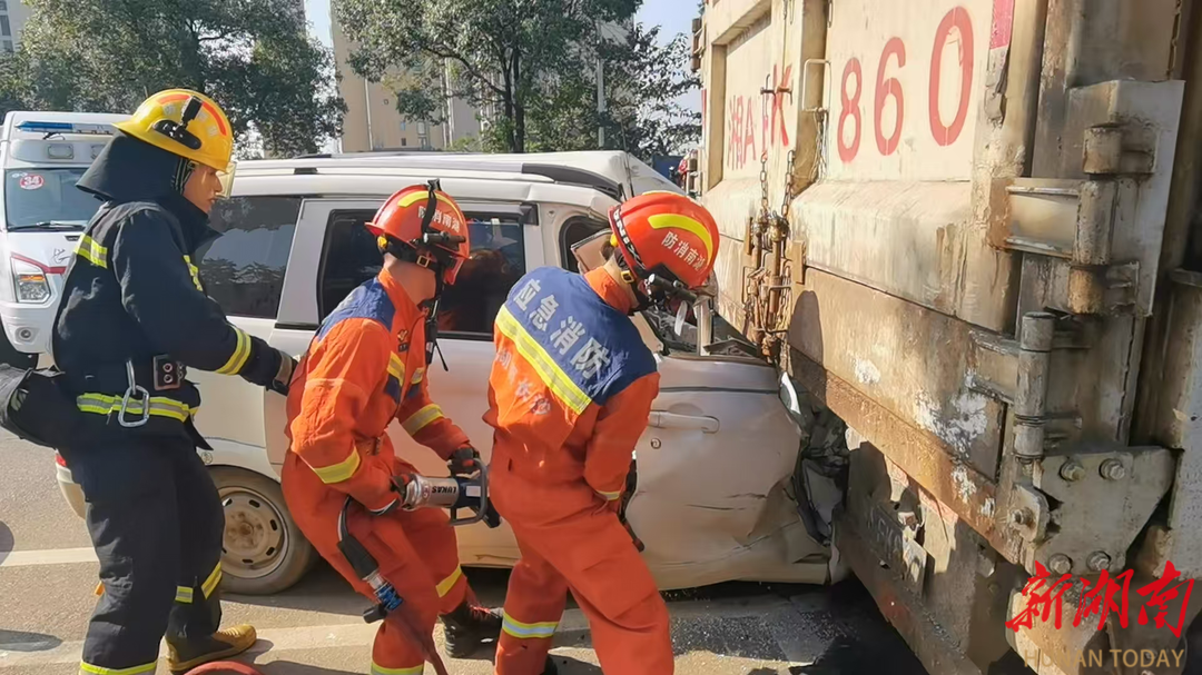 望城消防成功处置车辆追尾事故，5名被困人员全部获救