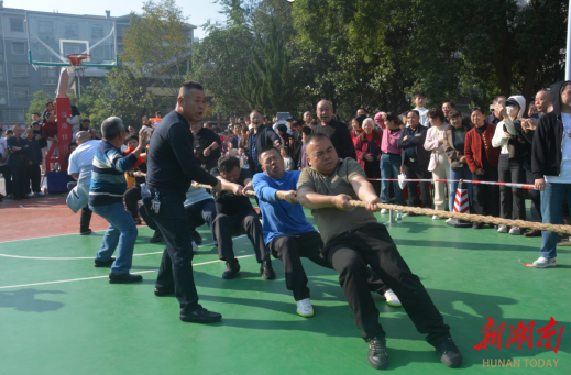 长沙黄鹤村：村民同台竞技，首届拔河赛结友谊