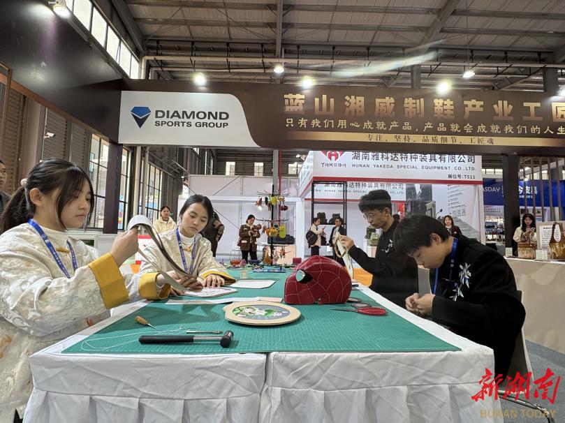 蓝山职中：博览会学生巧手展风采，匠心赋能地方产业发展