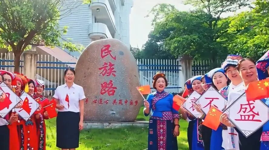 像石榴籽一样紧紧抱在一起