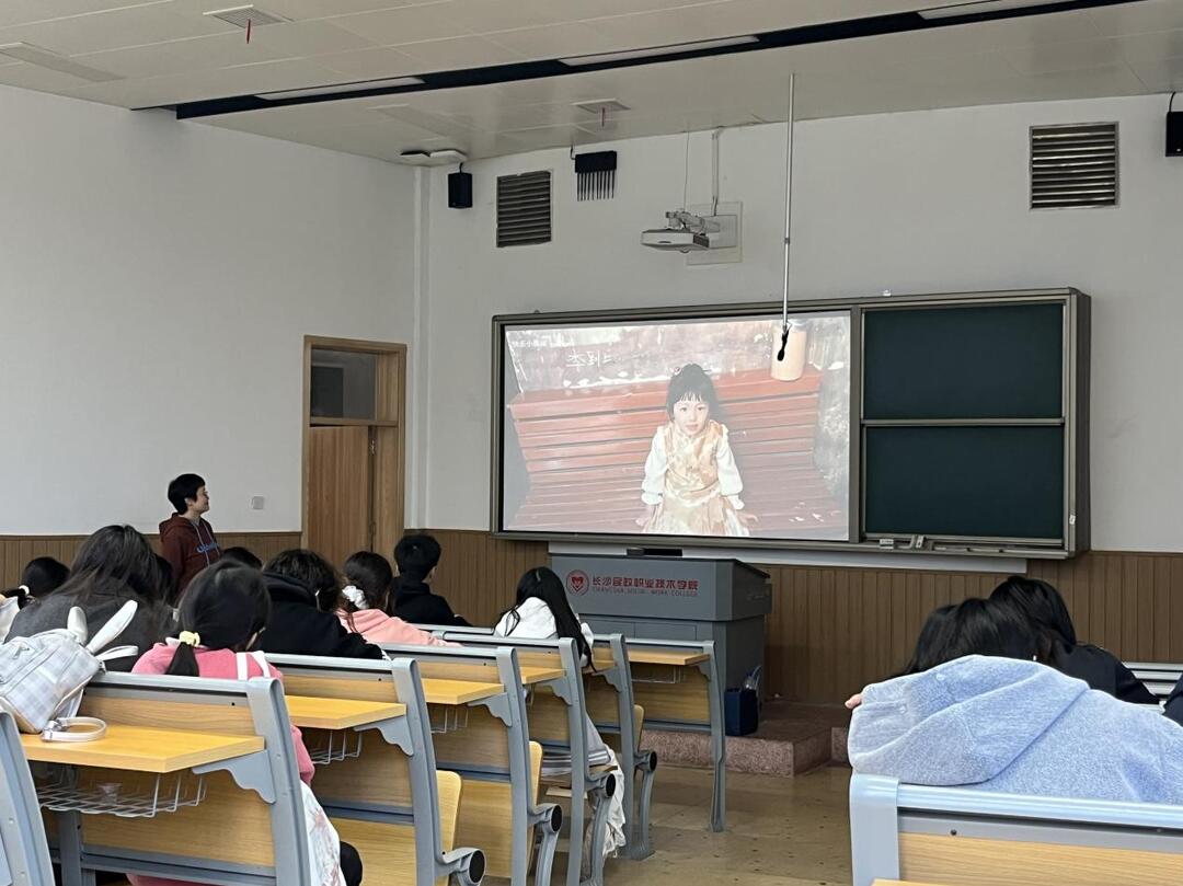 长沙民政职院外语学院举办“突围与重塑”主题讲座