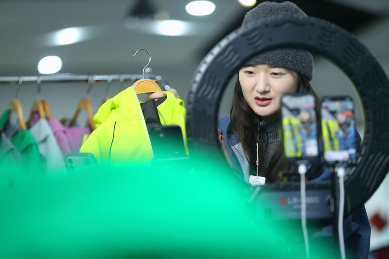 AI入侵双11：1张照片1分钟人声就可一键换脸，抖音淘宝将重点打击