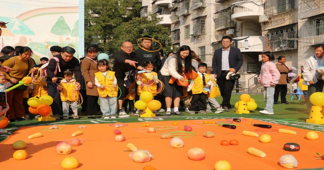 亲子秋收绘童趣 家园共育促成长