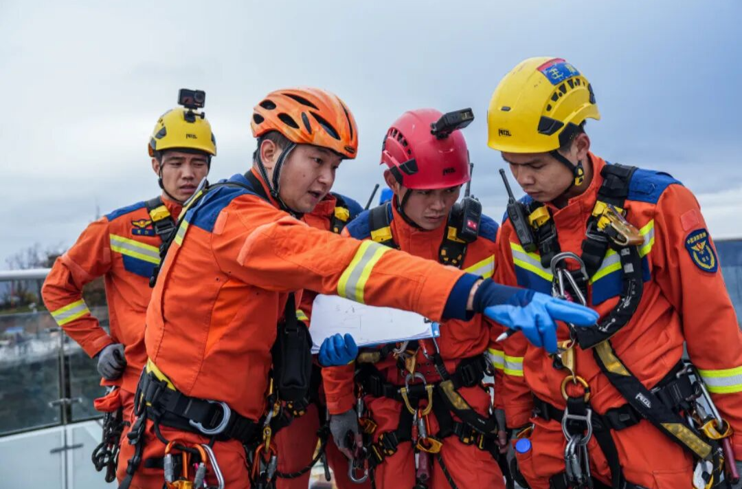 娄底消防参加总队2025年山岳（高空）救援实战演练