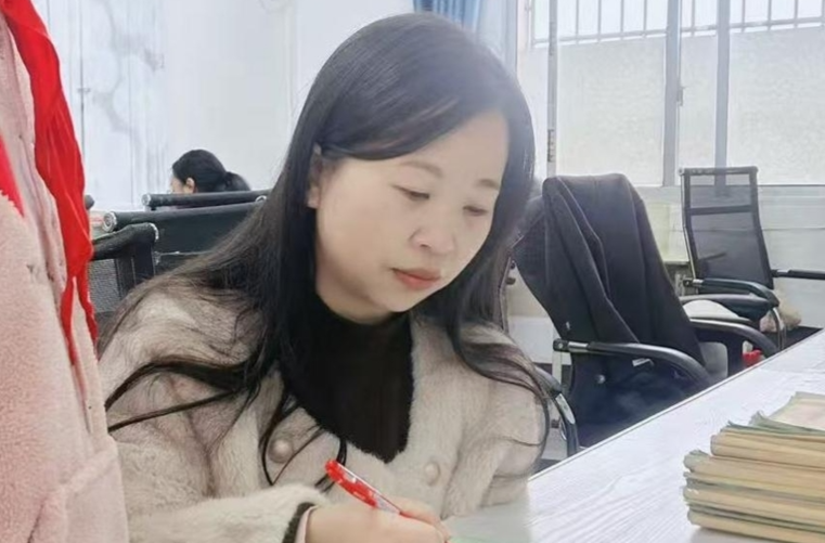 用爱点亮每一颗“星星”——记汝城县土桥镇中心小学教师何玲辉