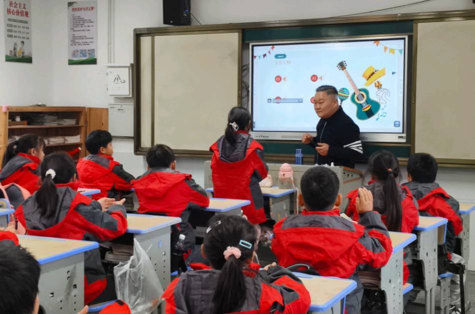 爱心助学活动在舒溶溪乡中心小学温暖启航