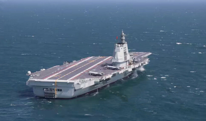 福建舰开展入列后首次海上实兵训练