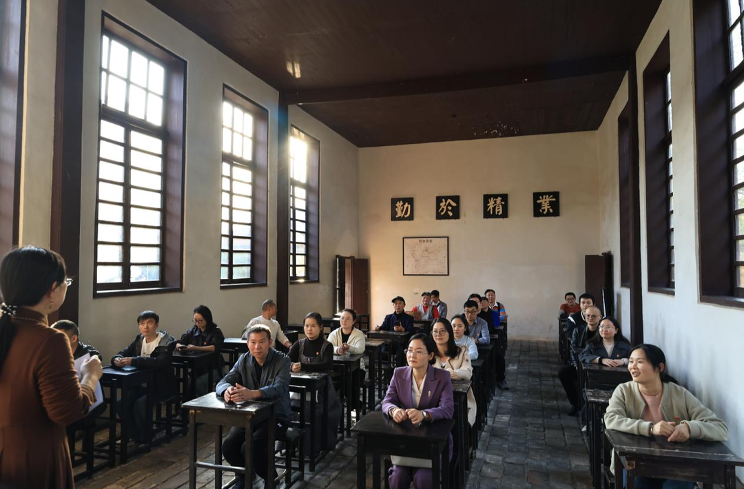 娄底潇湘职业学院直属机关第一党支部赴东山书院开展主题党日活动